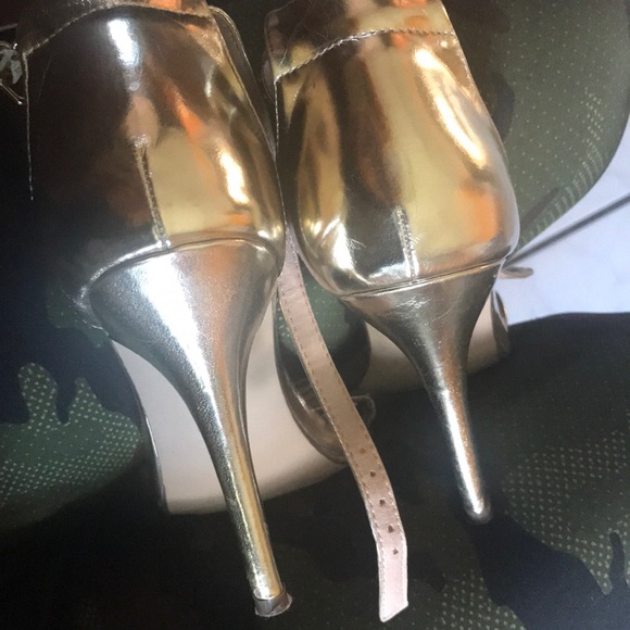 A pair of gold traps Heels - Picture 16 of 16